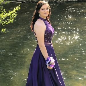 I’m selling this beautiful prom dress. Worn once